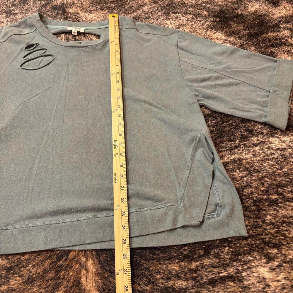 Women’s Umgee Size Large Distressed Three Quarter Sleeve Top, Blue / Green Color - Picture 9 of 9